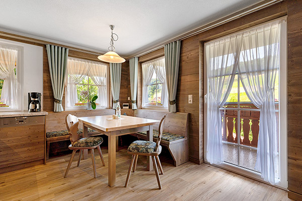 Wohnküche mit Zugang zum Balkon