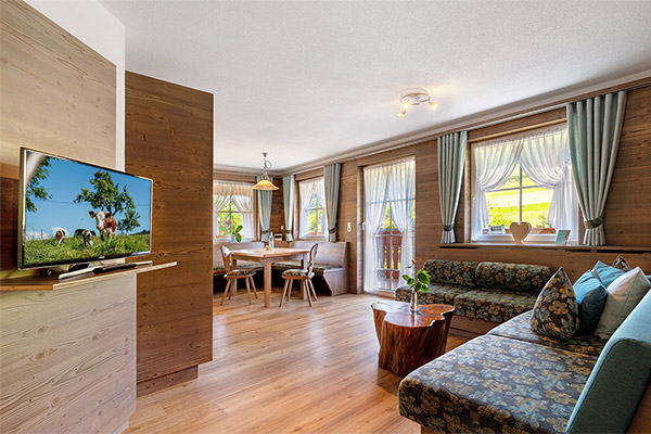 Wohnküche mit Zugang zum Balkon