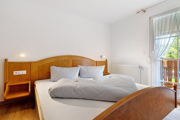 Schlafzimmer mit Doppelbett