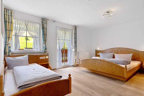 Schlafzimmer mit Doppelbett und Einzelbett