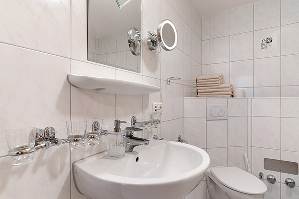 Badezimmer mit Dusche/WC