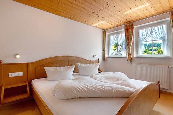Schlafzimmer mit Doppelbett
