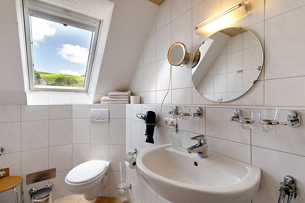 Bad mit Dusche und WC