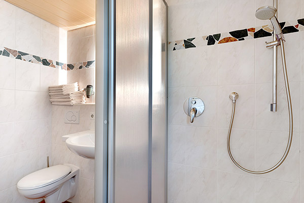 Bad mit Dusche und WC