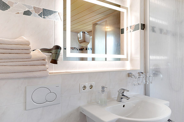 Bad mit Dusche und WC